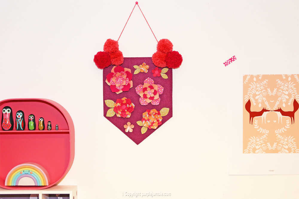 Medium banniere feutrine fleurs papier pompons 17