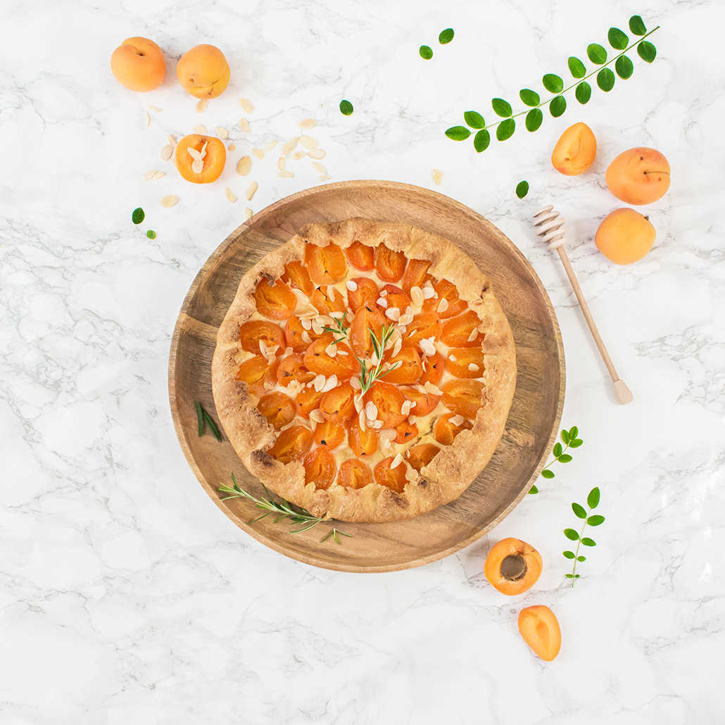 Medium tarte rustique abricot miel romarin 2 leanna earle